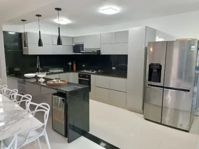 LINDA Y AMPLIA CASA. 6 HAB. CONDOMINIO C. EL PEÑON